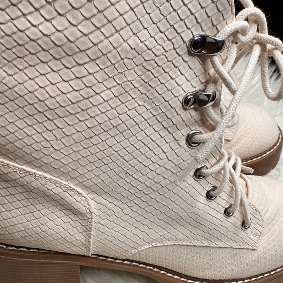 MIA Sian Boots Women 11 Ivory Faux Leather Snake Embossed Combat Platform Y2K - Picture 4 of 5
